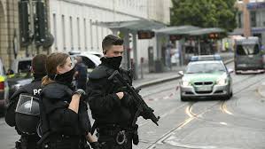 Ein mann hat in würzburg scheinbar wahllos passanten attackiert und mehrere menschen getötet beziehungsweise verletzt. E9hohml2nsgocm