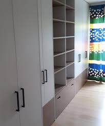 Das ist eine wunderschöne kombination mit einer 2 funktionalitäten in einem möbelstück: Schrank Regal Kombination Fur Ein Kinderzimmer Viel Stauraum Fur Spielsachen Und Kleidung Schrank Regale Kleiderschrank Kinderzimmer Regal Kinderzimmer