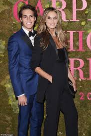 Þetta kemur fram á vef vogue. Elle Macphersons Sohn Flynn Lacht Uber Mutters Fernsehwerbung Aus Den Fruhen 2000er Jahren Aktuelle Boulevard Nachrichten Und Fotogalerien Zu Stars Sternchen