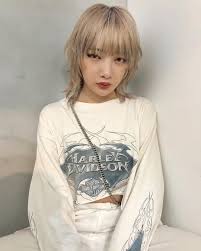 chiaki takaku on instagram かてぃちゃんワンマン前hairchange 根元は抜け感で黒残したまま２回ブリーチでクリーミーなハイトーンカラーに ワンマンおつかれさま 個性的 ヘアスタイル ハイトーンカラー ショートのヘアスタイル