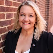 Julie Shetler's Instagram, Twitter & Facebook