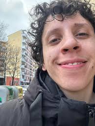 Grazie per l'enorme affetto che mi state riservando sotto gli ultimi video.  Sono davvero un ragazzo fortunato ad avere così tante belle persone che mi  supportano e mi scrivono cose belle. La