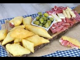 Piadine, pasta fresca, affettati, gnocco fritto… a me è già venuta fame. Gnocchi Fritti La Ricetta Per Farli Soffici E Gonfi Youtube
