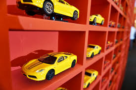 Terdiri dari beberapa potong balok warna yang dapat disusun menjadi sebuah kereta dan dapat ditarik (tali sudah termasuk didalam paket). Shell Anjur Siri Jelajah Tayang Galeri Koleksi Miniatur Ferrari
