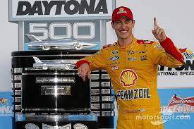 Kevin harvick, driver of the #4 budweiser chevrolet, celebrates with the trophy in victory lane after winning the nascar sprint cup series ford. Die Top Verdiener Der Nascar Saison 2015
