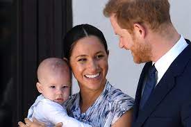 Prinz harry und seine frau meghan wollen sich aus der ersten reihe der royals zurückziehen. Prinz Harry Und Herzogin Meghan Susses Neues Foto Mit Archie Gala De