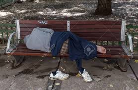 Bukarest Rumanien Juli 01 Schlafen Obdachlosen Mann Auf Der Bank In Einem Offentlichen Park Am 1 Juli 2013 In Bukarest Rumanien In Bukarest Hat Fast 5000 Obdachlose Mans Im Jahr 2012 Lizenzfreie