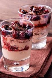 Nachtisch Im Glas Gluhweinkirschen Mit Zimt Mascarpone Rezept Weihnachtsessen Dessert Einfacher Nachtisch Dessert Rezepte Einfach