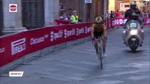 De nederlandse ploeg maakte dat nieuws bekend met een hilarische filmpje op zijn sociale media. Wout Van Aert Soloes To Strade Bianche Victory Youtube