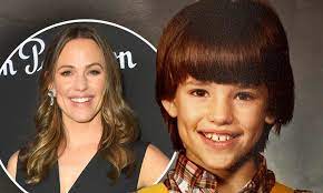 Conveniently located in the dessert shores community of summerlin. Jennifer Garner Makes Fun Of Her 8 Childhood Haircut And Is Grateful For Her Hairstylist Daily Mail Online