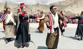 Ladakh dresses are generally seen in chic, bohemian, and casual style. Ladakh Bjp Mp Jamyang Tsering Namgyal Breaks Into Dance At I Day Celebrations In Leh Watch India Com