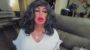 beste video ooit gemaakt crossdressing travestiet lipstick grote lippen  make-up te veel make-up veel te muc