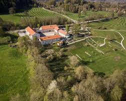 Gut Kaltenbrunn Am Tegernsee Tradition Und Moderne Kuche Feinkost Kafer Online Feinkost Gutshof Moderne Kuche