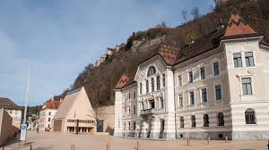 Zertifikatsverleihung zertifikatsstudiengang blockchain & fintech 2021. Liechtenstein Ein Kurzer Bummel Durch Schaan Und Vaduz Anders Reisen