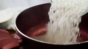 Saat ini, ada banyak penanak nasi yang dilengkapi fitur penghangat sehingga tetap bisa menjaga nasi tetap. 3 Cara Untuk Membuat Ketan Menggunakan Beras Biasa Wikihow