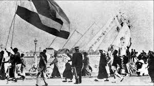 Revolusi cina dimulai dengan pemberontakan wuchang pada 10 oktober 1911 dan berakhir ketika kaisar puyi turun takhta pada 12 februari 1912. Revolusi Cina Latar Belakang Proses Pecah Revolusi