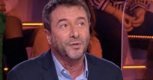 « c'est très gentil, c'est noël ! Bernard Montiel Fustige Laeticia Hallyday Apres Son Passage A Tf1 Une Vraie Actrice Selon Lui