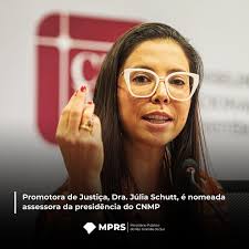 A Promotora de Justiça, Dra. Júlia Schutt, foi nomeada como assessora da  presidência do Conselho Nacional do Ministério Público (CNMP), em Brasília.  Em virtude disso, ela irá se ausentar das Promotorias de