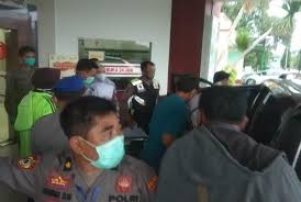 Dinas kesehatan bangli membutuhkan sopir ambulans, perawat harus berperan ganda sebagai sopir ambulans dan puskesmas keliling. Wakapolres Karanganyar Dan Sopir Keluar Dari Rs Begini Kondisi Keduanya Bagian 1
