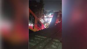 La jefa de gobierno de la ciudad de méxico, claudia sheimbaum, en rueda de prensa ofrecida en el sitio del accidente señaló que el saldo provisional hasta ahora es de 15 personas muertas y 70 más heridas, que fueron trasladadas a hospitales cercanos. Qx8d15sv8fg5xm