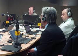 Los programas de radio pueden ser realizados por un número variable de locutores, animadores, periodistas y otros profesionales. El Arte De Hacer Entrevistas En La W Radio Las2orillas