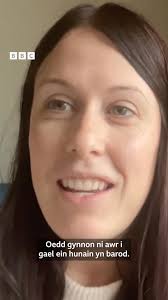 Yr ymateb ym Mhenygroes na fydd meddyg teulu sy'n siarad Cymraeg bellach yn  gwasanaethu'r ardal.