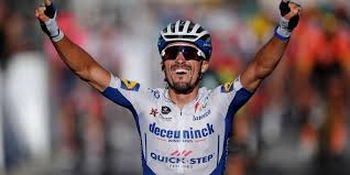 Le français julian alaphilippe a cédé, pour quelques secondes, son maillot jaune à l'italien giulio ciccone. Tour De France Le Francais Julian Alaphilippe Nouveau Maillot Jaune Triomphe Dans La 2e Etape