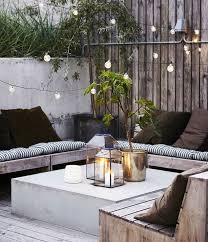 Guirlande Lumineuse Exterieur Au Dessus D Un Salon De Jardin En Bois Constitue De Bancs En Bois Et Table En Beton Revet Hage Terrasse Terrasse Ideer Uteplass