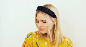 Zarte farbnuancen, aber auch kräftige töne setzen bei frisuren für kurzes haar schöne akzente. Frisuren Mit Haarreif Diese Frisuren Passen Zu Dem Haaraccessoire