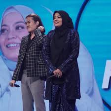 Lagu cinta kita malam ini akan menyaksikan 16 orang peserta yang terpilih yang mana kesemua mereka telah melalui proses. Lagu Cinta Kita 2 Minggu Terakhir Azwan Ali Saingan Makin Panas Jom Recap Episod 2