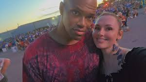 Can name tags and lanyards be removed from photos?