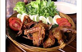 Bebek goreng biasanya disajikan dengan nasi putih beserta lalapan mentimun, tomat merah, daun kemangi dan kol/kubis. Resep Bebek Goreng Sambal Korek Pedas Enak Rancah Post