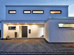 kubus haus eingang am abend kubus haus haus bauen haus