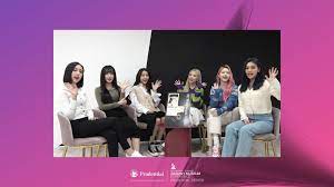 Gfriend baru saja diundang dalam sebuah sesi wawancara 'grammy museum' bersama mark conklin, yang merupakan seorang direktur hubungan artis dan . Gfriend Is The First K Pop Girl Group To Be Invited To This Grammy Event Allkpop