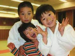 Jul 26, 2021 · 阿部一二三さんの父親は「阿部浩二」さんというお名前です。 年齢については2018年時点で48歳であったことから、1970年のお生まれですね。 阿部一二三さんは次男で、父浩二さんが27歳の時に生まれているので、若い時に結婚されたようです。 Czm4tvehvt3zom