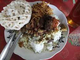 Makanan khas jawa timur ini juga populer di malang. Ke Senduro Nyicipi Rawon Bu Siti Bikin Goyang Lidah