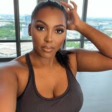 Nicole Hedge's Instagram, Twitter & Facebook