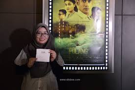 Thom tells her grandson about his grandfather, a sailor who left 61 years ago to seek his fortune, and asks him to find out what happened to her spouse. Pulang Filem Yang Diilhamkan Dari Kisah Benar Lovely Bee