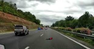 Seorang budak perempuan berusia 8 tahun dilaporkan tercampak keluar dari kereta, sebelum jatuh dari 'flyover' dan jatuh di atas bumbung kereta, selepas kereta yang dinaiki terlibat dalam satu kemalangan di lebuhraya duke menuju ke jalan tun razak. Budak Tercampak Ke Tengah Lebuh Raya Metrotv