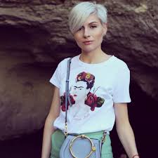 Call Out My Name When I Kiss You So Gently Call Out My Name When I Kiss You So Gently I Want You To Stay Even Though You Don T Want Me Short Hair Styles Pixie Hairstyles Damp Hair Styles