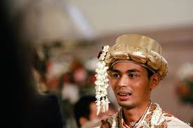 Penutup Kepala Nan Indah Ala Mahkota Yang Dikenakan Pengantin Pria Juga Menjadi Ciri Khas Beberapa Pernikahan Adat Di Indonesi Pengantin Pria Pengantin Mahkota