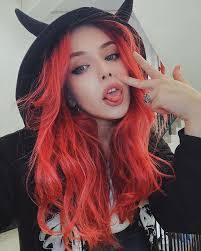 Elizabeth Renard's Instagram, Twitter & Facebook