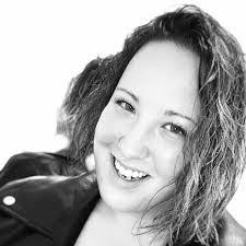 Lynn Izatt's Instagram, Twitter & Facebook