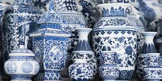 Set of 2 chinese export vases, warriors in kangxi style, 19th century. History Of Blue And White Ceramics Classic Color Combination