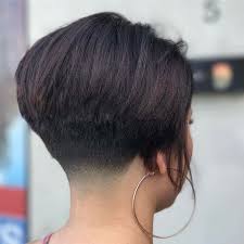 Idee Coiffure Description Carre Plongeant Nuque Rasee Le Style Dans Le Cou Coif Carre Plongeant Nuque Rase Carre Plongeant Nuque Cheveux Courts Defrises