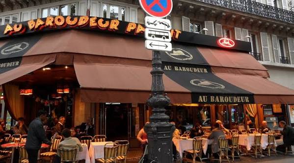 6 Rue des Vignoles – Une petite cave à manger et bistrot de quartier très chaleureux dissimulé près des impasses fleuries de Charonne, servant des produits de producteurs.