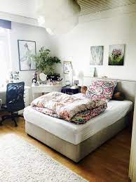 superschone einrichtungs inspiration furs wg zimmer bunte bettwasche kunstdrukce an der wand grune pflanzen und flauschige wg zimmer bunte bettwasche zimmer