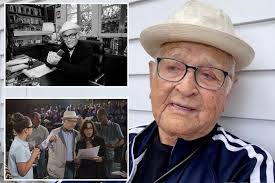 Norman Lear celebrates 100th birthday by singing 'That's Amore'