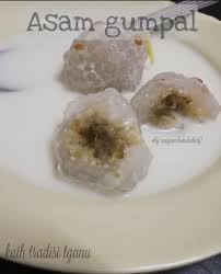 Kuih asam gumpal merupakan sejenis hidangan kuih tradisional melayu yang lemak manis dan dihasilkan dengan menggunakan sagu mata ikan atau sagu biji dengan inti dan dimasak dalam kuah. Asam Gumpal Inti Kacang Hijau Nur Jenn Home Bakery Facebook