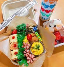 使い捨てだから楽チン 100均ペーパーランチボックスの使いこなし術15選 macaroni お弁当 オムライス お弁当 弁当